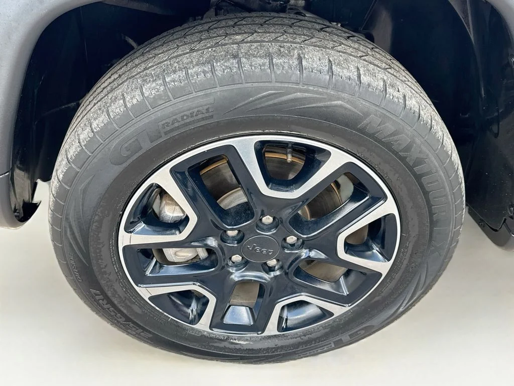 Used 2019 Silver Jeep Trailhawk image 37