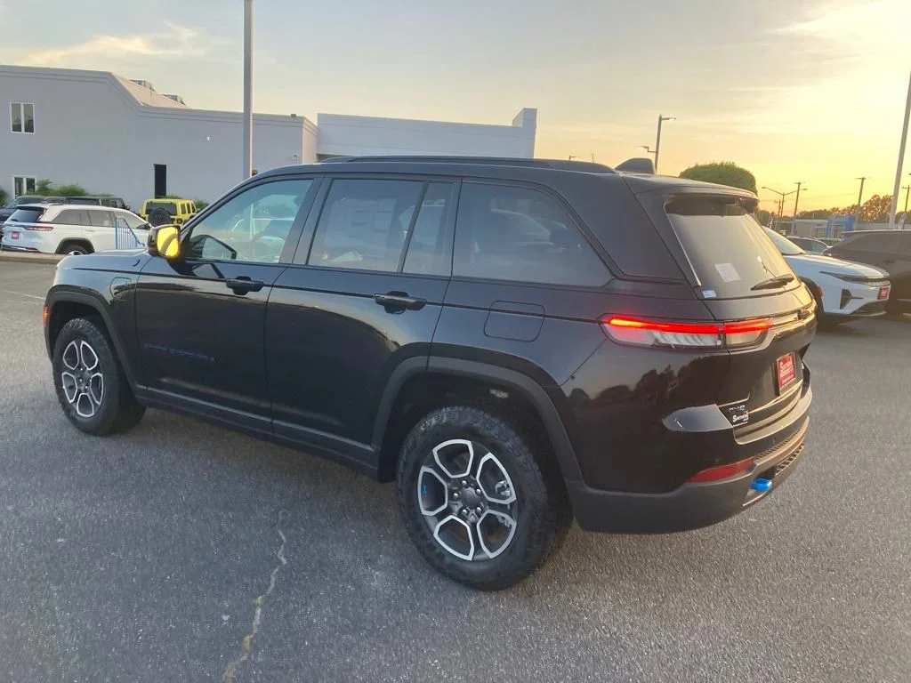 New 2024 Diamond Black Crystal Pearlcoat Jeep Trailhawk 4xe image 3