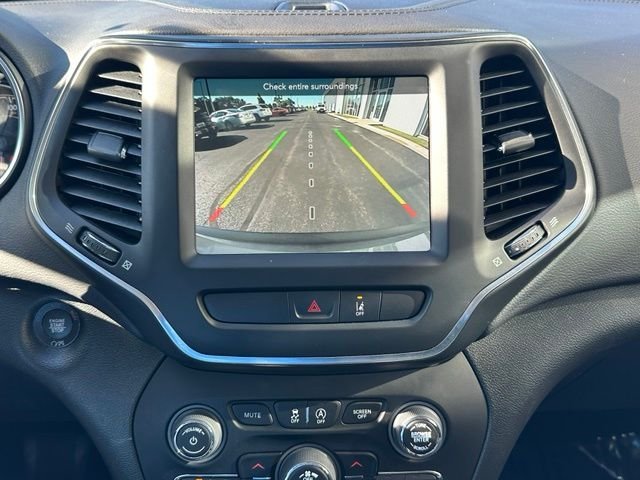 Used 2022 Gray Jeep Latitude Lux image 33