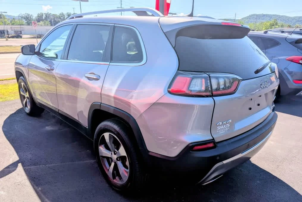 Used 2020 Billet Silver Metallic Clear Coat Jeep Limited image 4