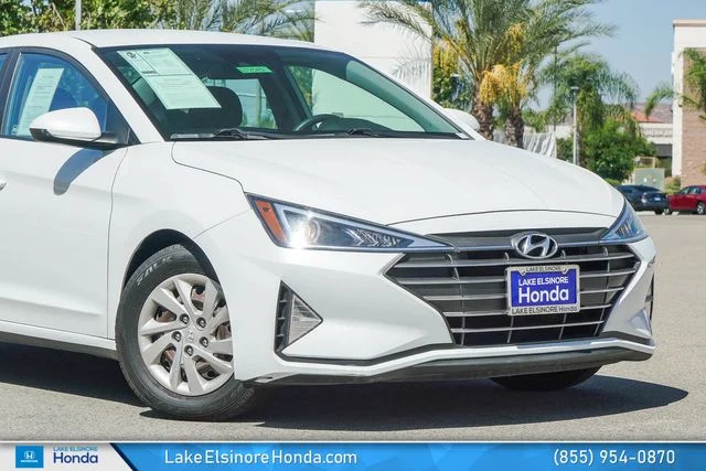 Used 2020 Quartz White Pearl Hyundai SE image 2