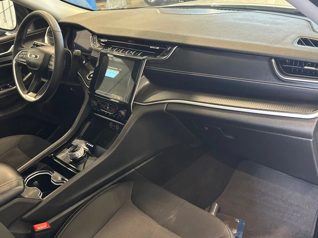 Used 2023 White Jeep Laredo image 34