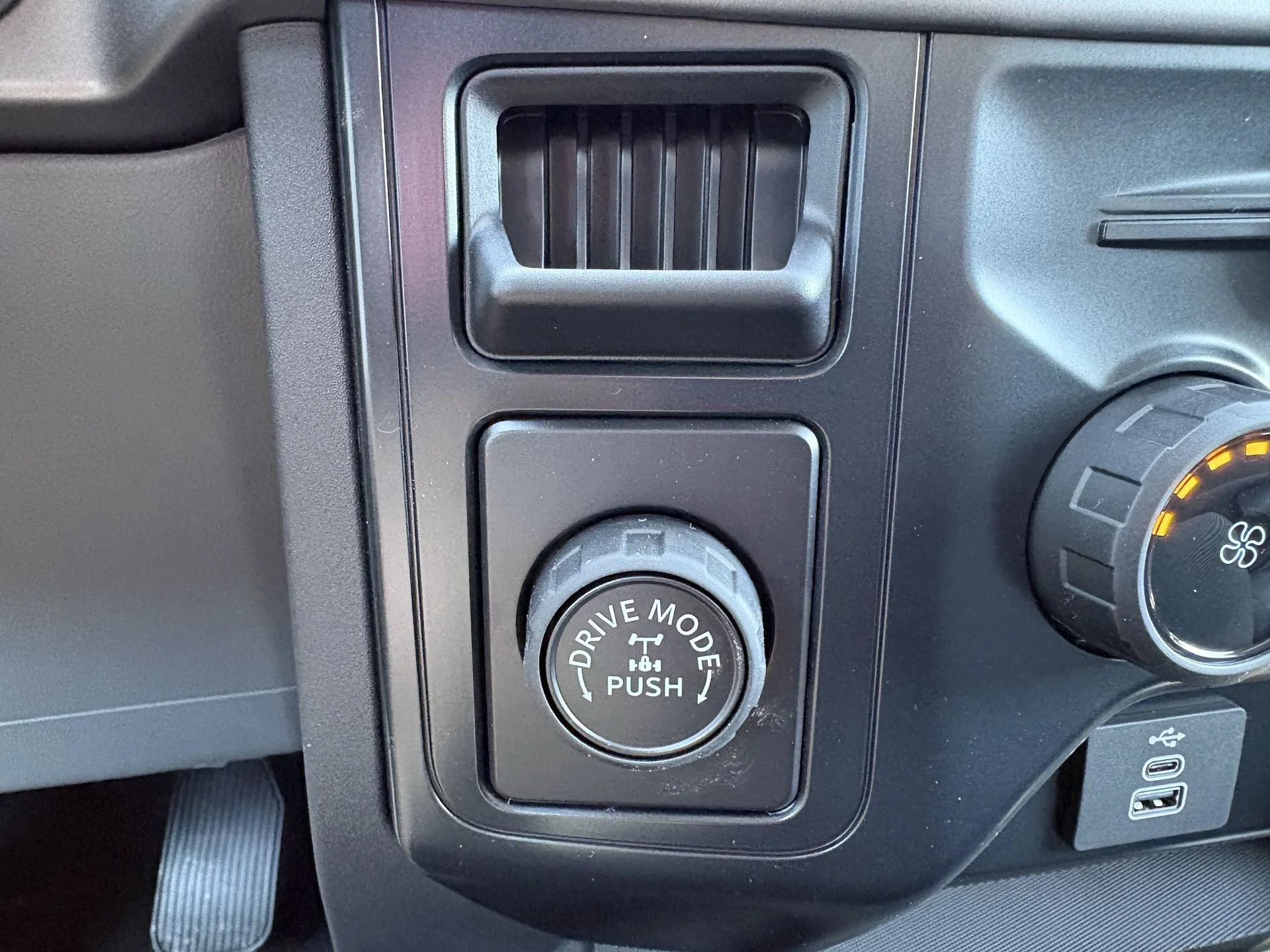 New 2026 Oxford White Ford XLT image 8