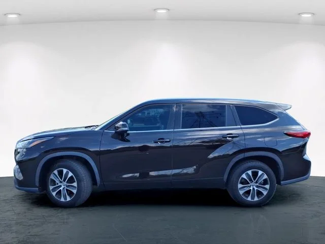 Used 2022 Brown Toyota XLE image 11