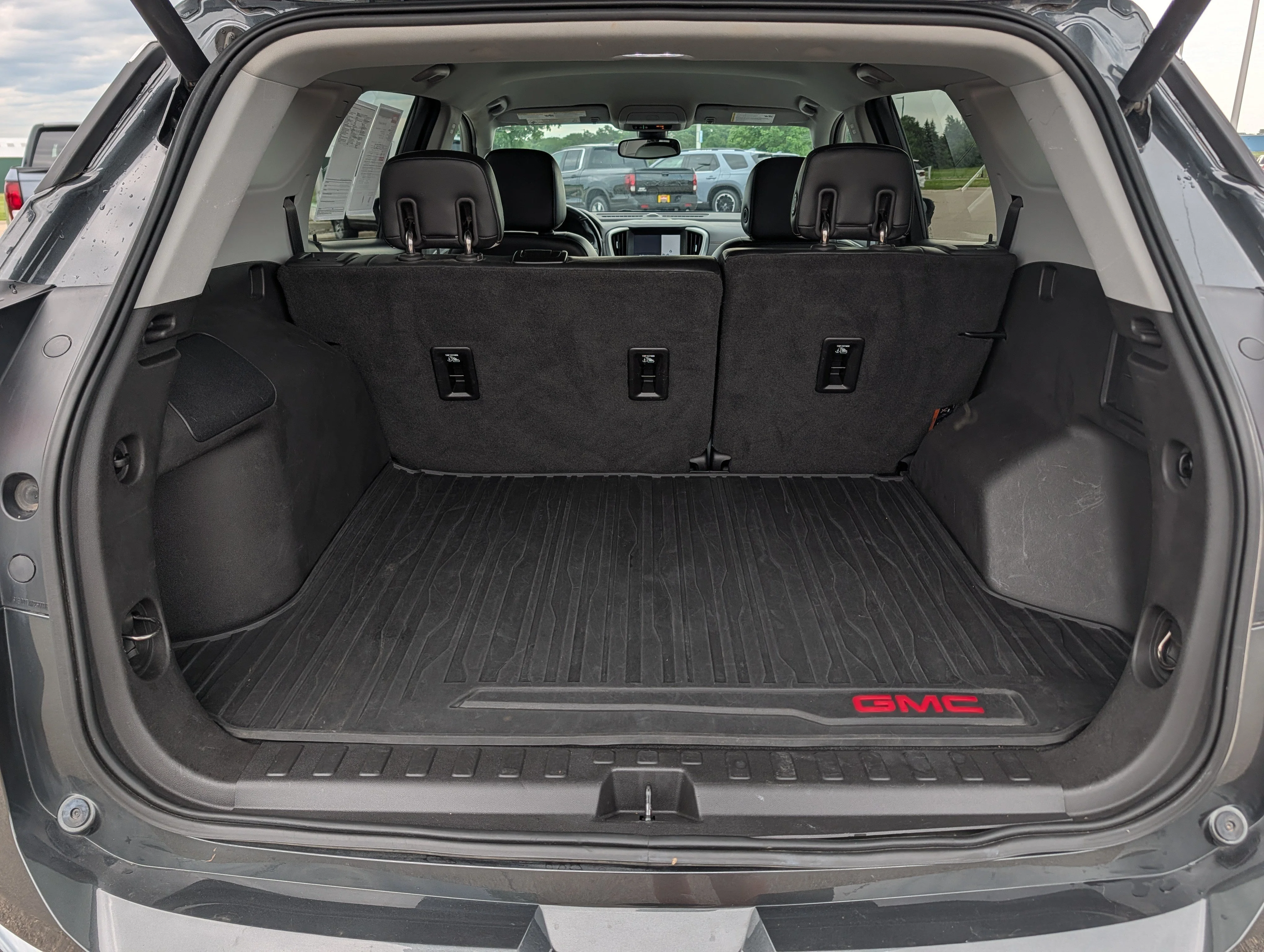 Used 2018 Graphite Gray Metallic GMC SLT image 18