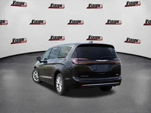 New 2026 Diamond Black Crystal Pearl-Coat Exterior Paint Chrysler Select image 3