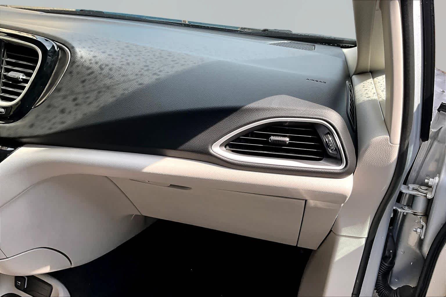 Used 2024 Silver Mist Clearcoat Chrysler Touring L image 19