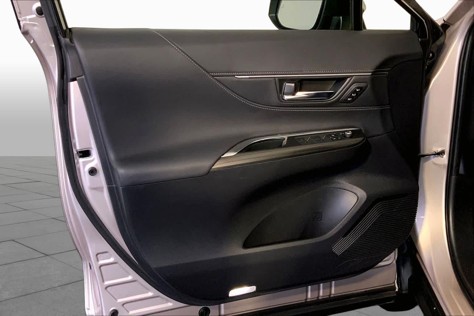 Used 2022 Titanium Glow Toyota XLE image 22