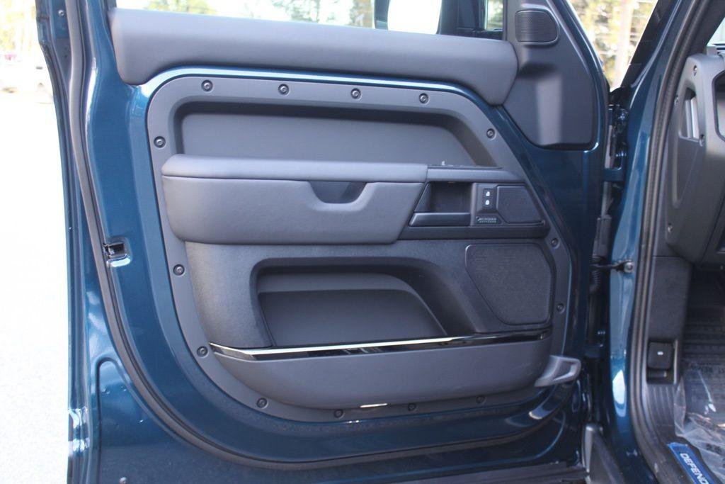 2026 Land Rover Defender OCTA - Photo 16