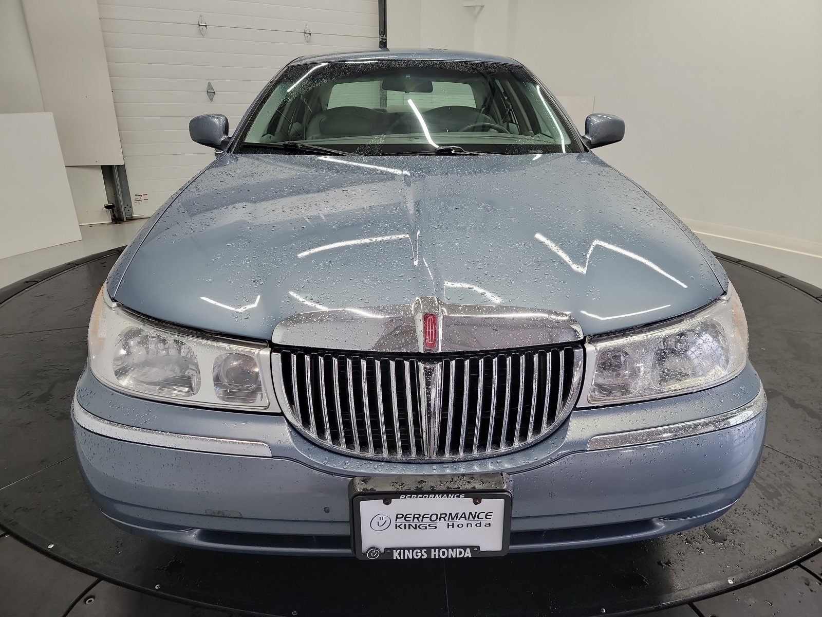 Used 2000 Lincoln Town Car EXECUTIVE with VIN 1LNHM81W8YY816231 for sale in Cincinnati, OH