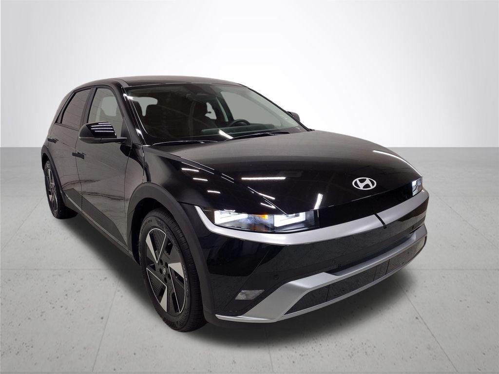 New 2026 Abyss Black Hyundai SEL image 4