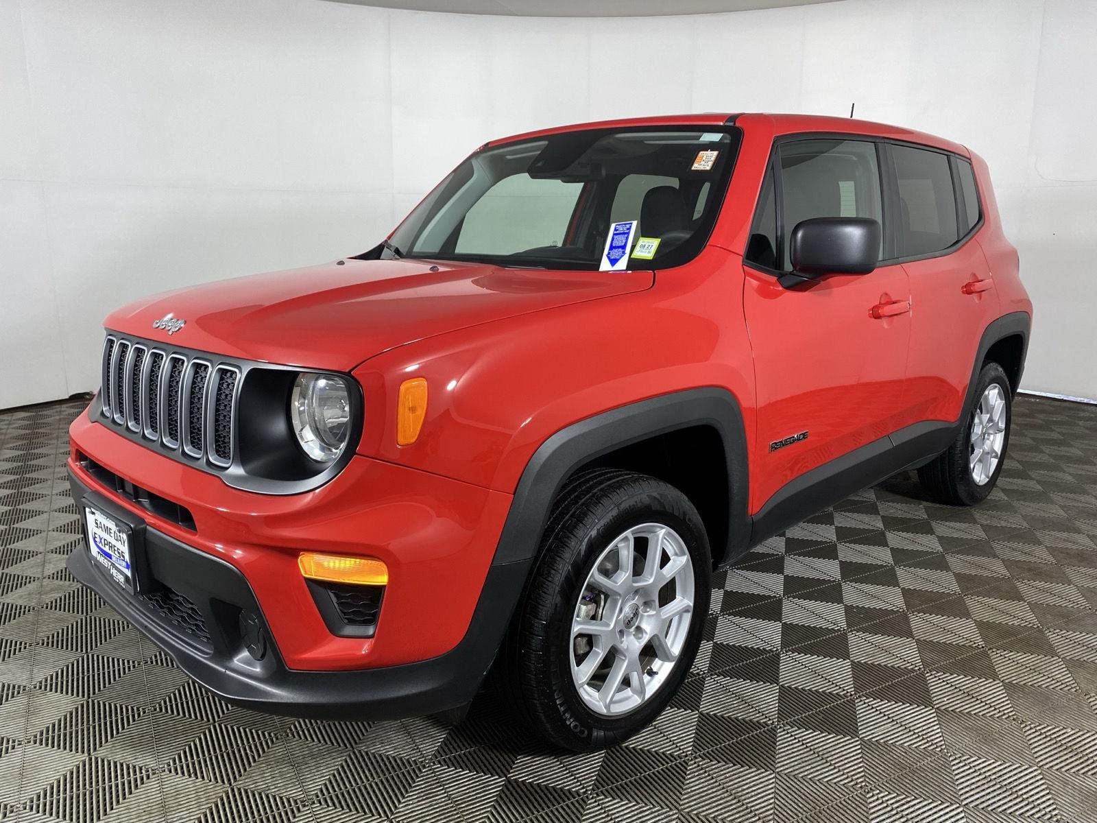 Used 2023 Colorado Red Clearcoat Jeep Latitude image 3