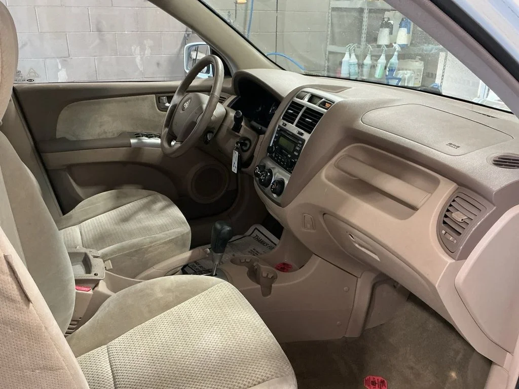 Used 2005 White Kia EX image 24