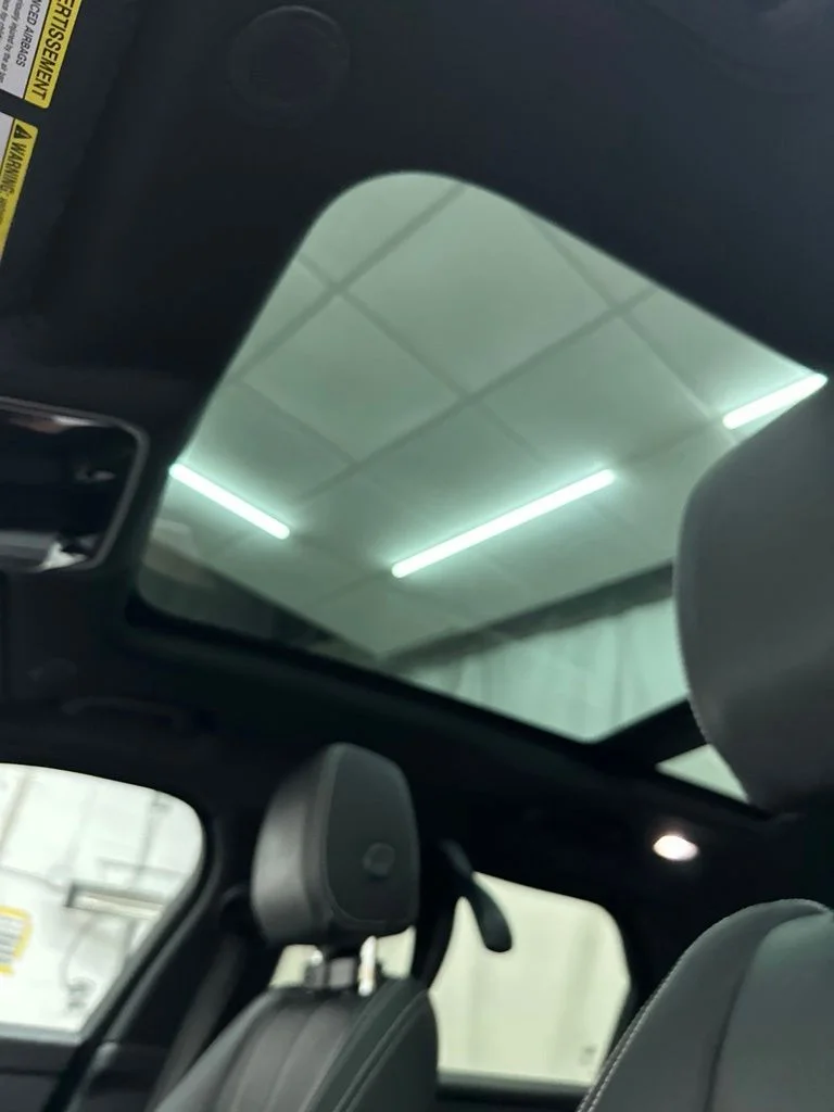 Used 2023 White Land Rover R-Dynamic S MHEV image 21