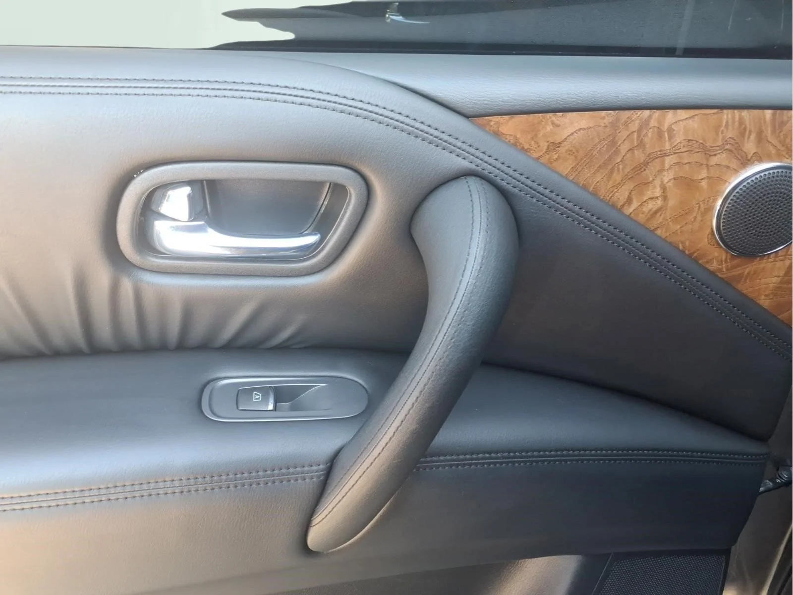 Used 2022 Gray Nissan SL image 9