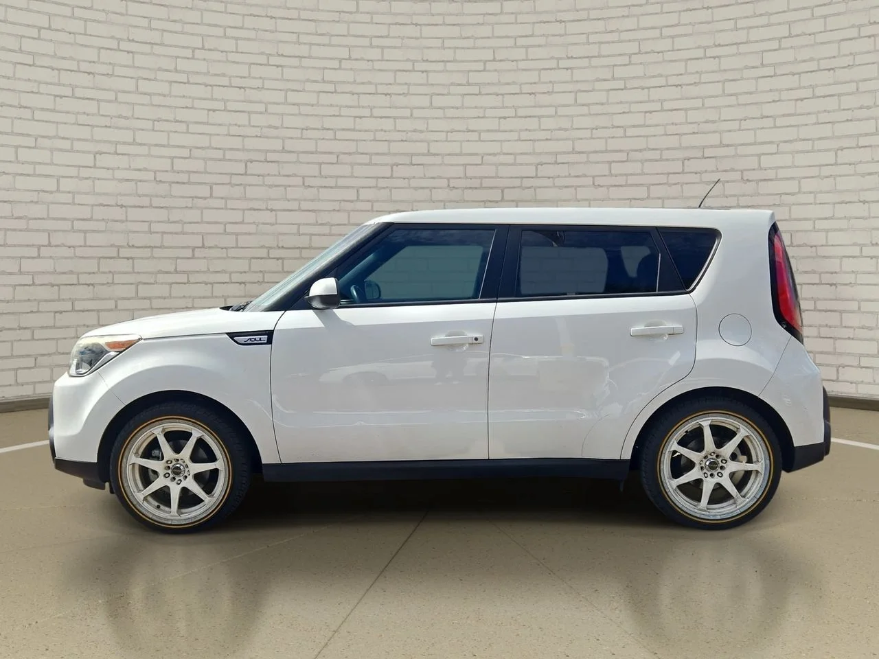 Used 2015 Clear White Kia Plus image 7