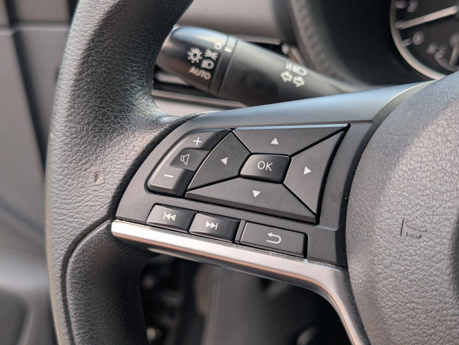 Used 2025 Super Black Nissan SV image 30