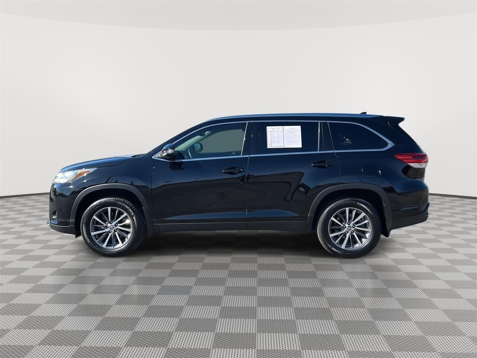 Used 2019 Toyota Highlander XLE with VIN 5TDJZRFHXKS607065 for sale in Kansas City