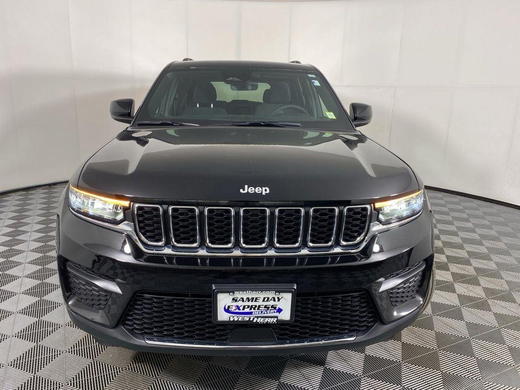 Used 2025 Diamond Black Crystal Pearlcoa Jeep Laredo X image 2