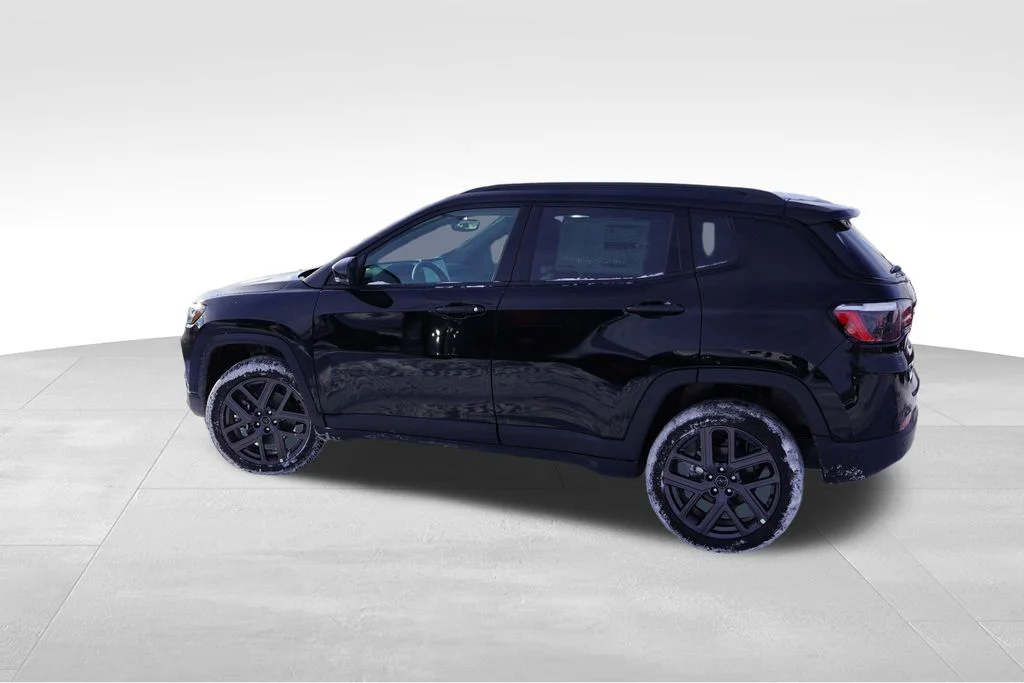 New 2026 Diamond Black Crystal Pearlcoat Jeep Limited image 6