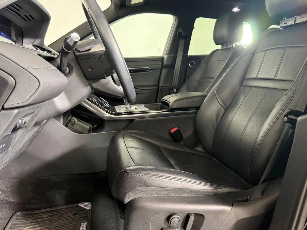 Used 2020 Santorini Black Metallic Land Rover SE image 5