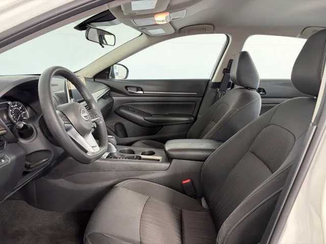 Used 2025 White Nissan 2.5 SV image 11