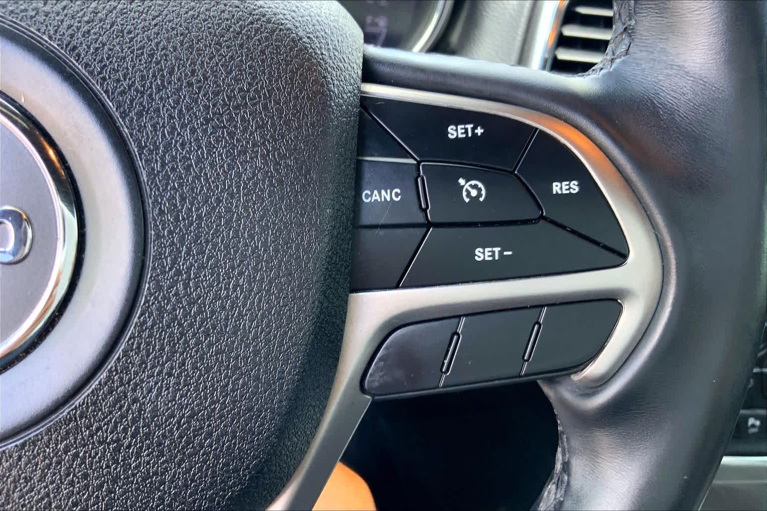 Used 2018 Diamond Black Crystal Pearlcoat Jeep Laredo image 24