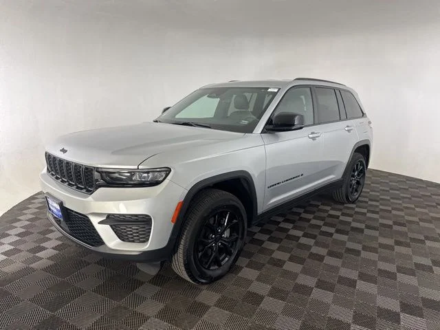 Used 2025 Silver Jeep Altitude image 4