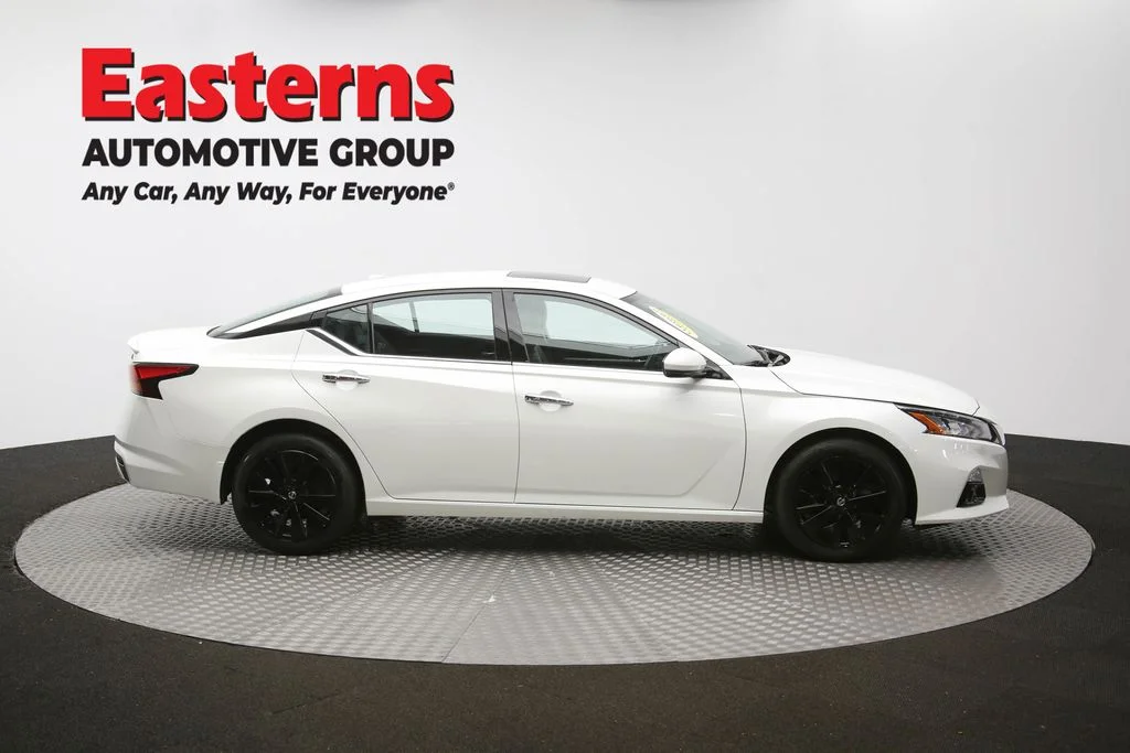 Used 2022 White Nissan 2.5 SL image 45