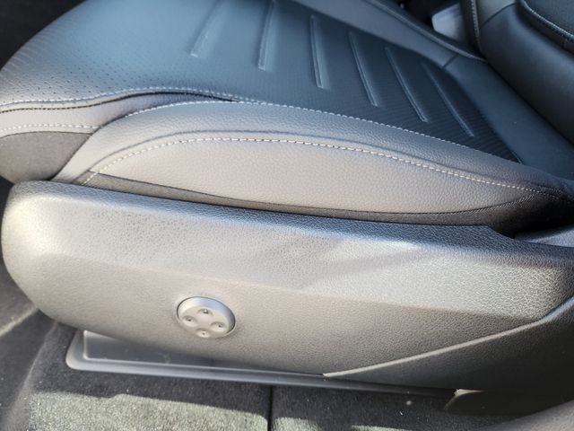Used 2026 MANUFAKTUR Moonlight White Metallic Mercedes-Benz GLC 300 image 9