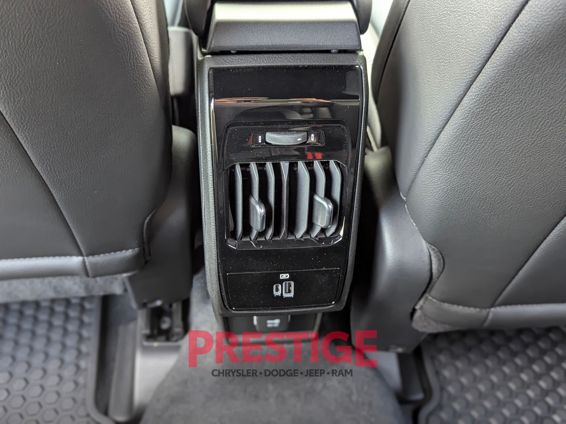 New 2026 Diamond Black Crystal Pearl-Coat Exterior Paint Jeep Latitude image 22
