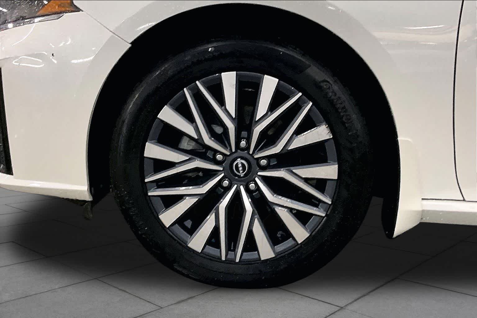 Used 2023 Pearl White Tricoat Nissan 2.5 SV image 11