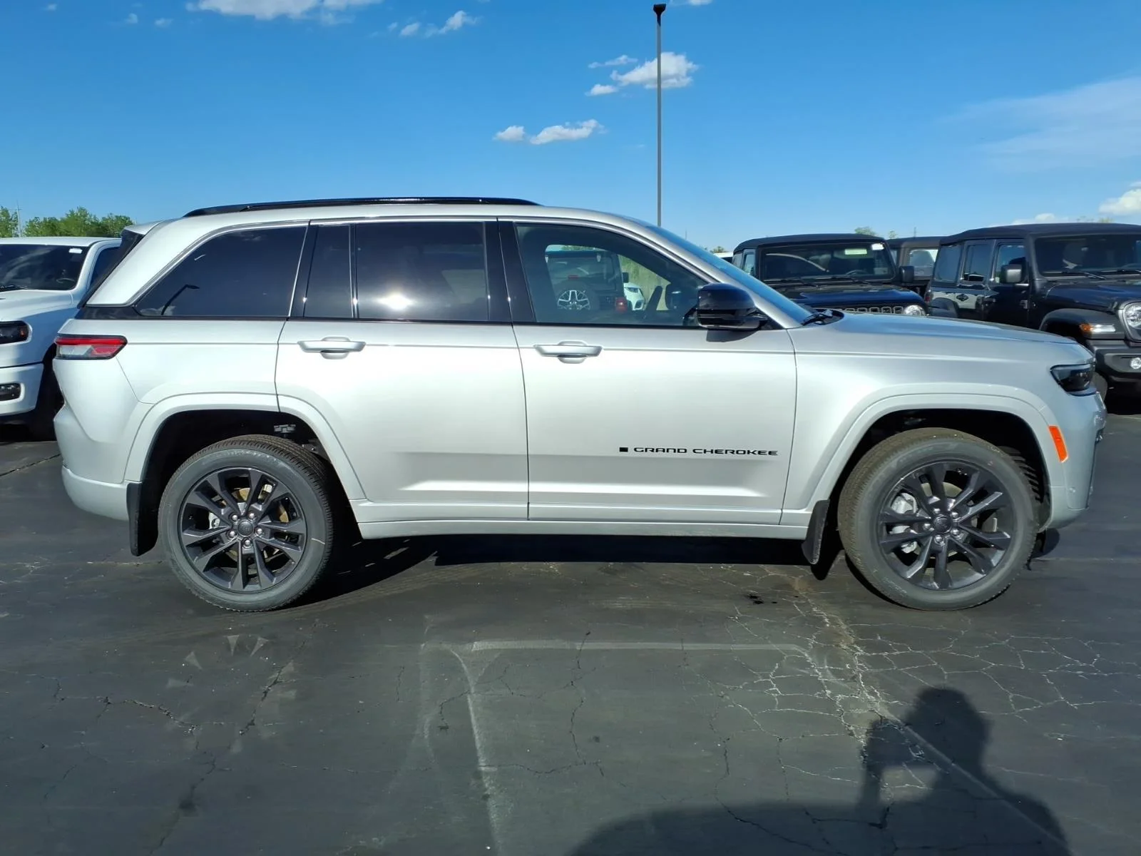 New 2026 Silver Zynith Exterior Paint Jeep Limited Reserve image 18