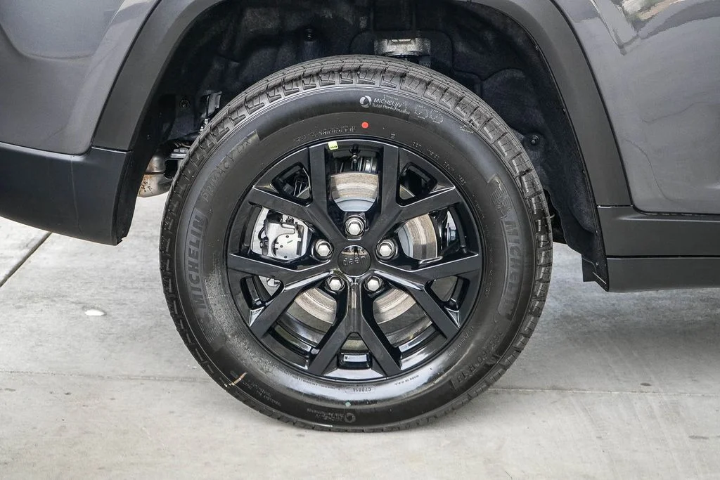 New 2026 Baltic Gray Metallic Clear-Coat Exterior Paint Jeep Altitude image 12