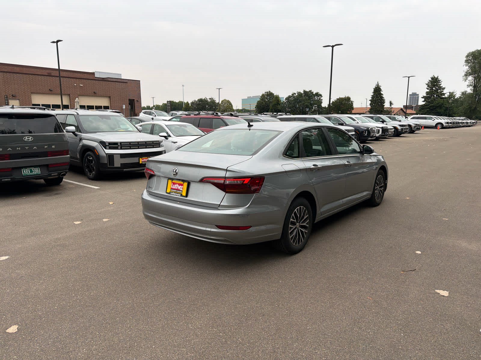 Used 2019 Pyrite Silver Volkswagen SE image 2