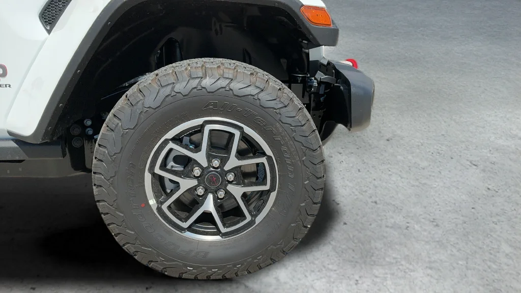 New 2027 Bright White Clear-Coat Paint Jeep Rubicon image 24