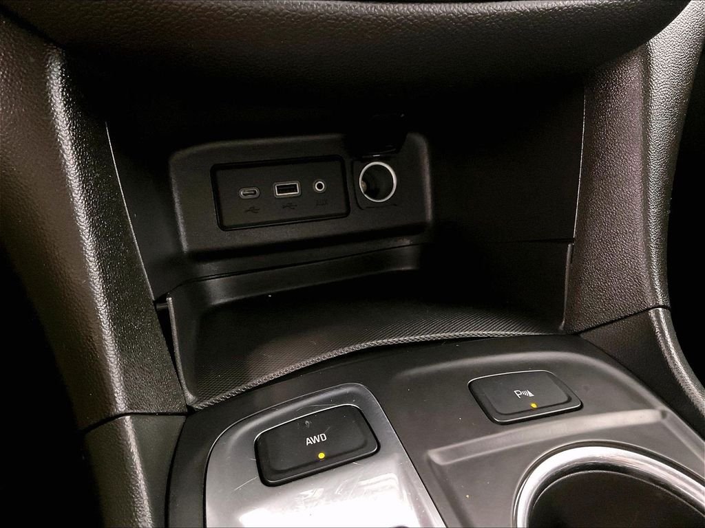 Used 2024 White Chevrolet LT image 27