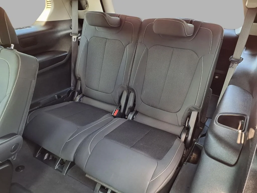 Used 2023 White/off-white Jeep Laredo image 25