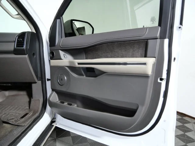 Used 2018 White Ford Limited image 9