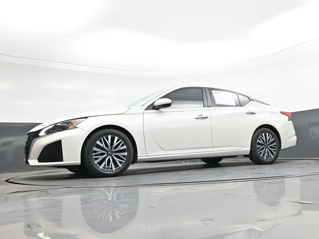 Used 2023 White Nissan 2.5 SV image 47