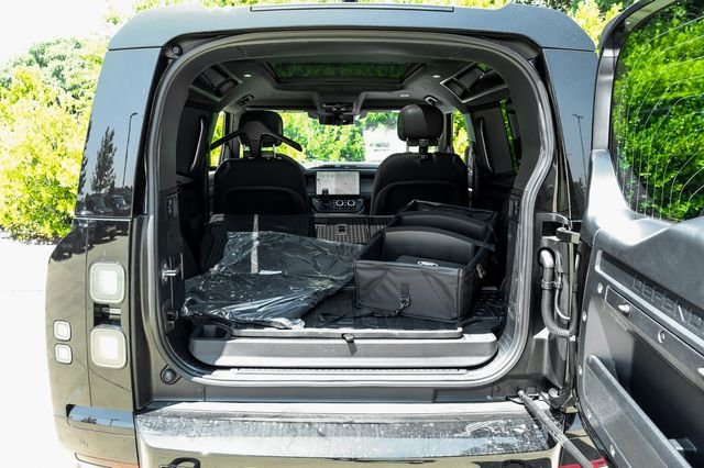 New 2026 Santorini Black Metallic Land Rover V8 image 46