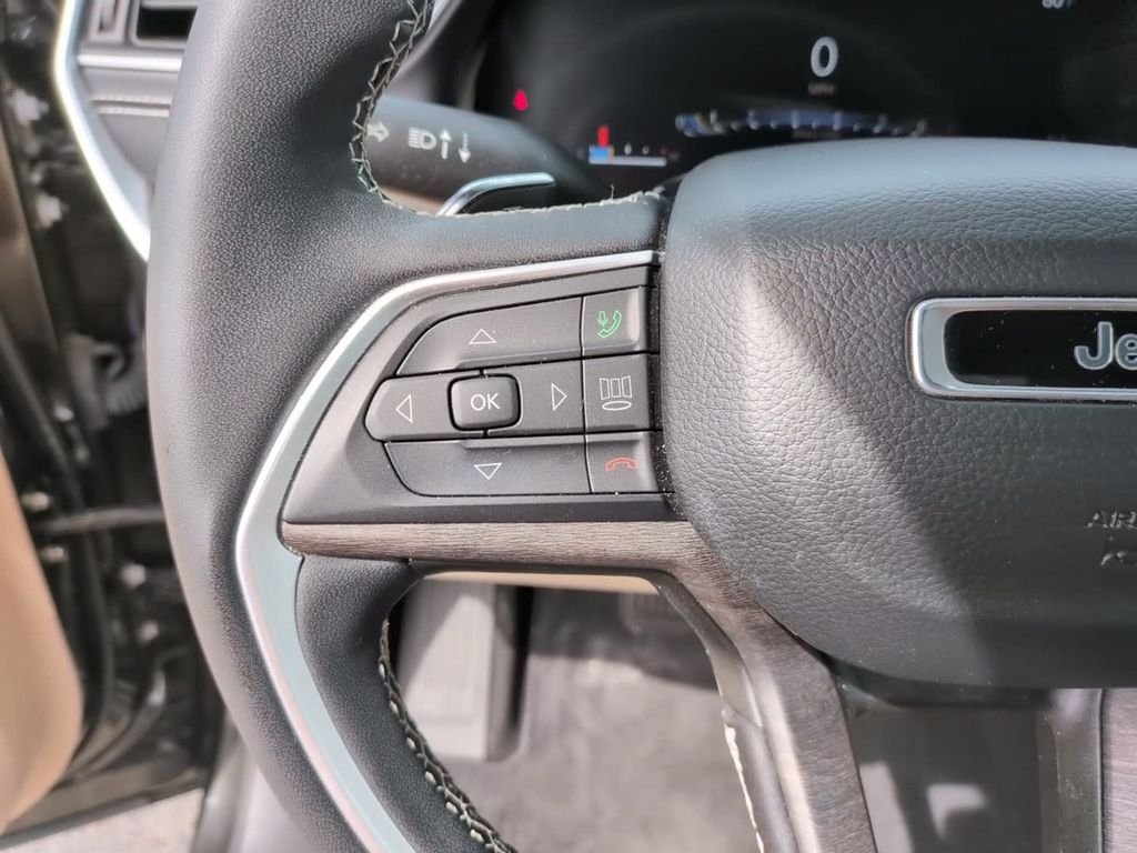 Used 2024  Jeep Limited image 19