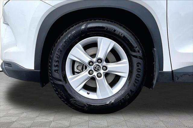 Certified Used 2025 WIND CHILL PEARL Toyota  image 11