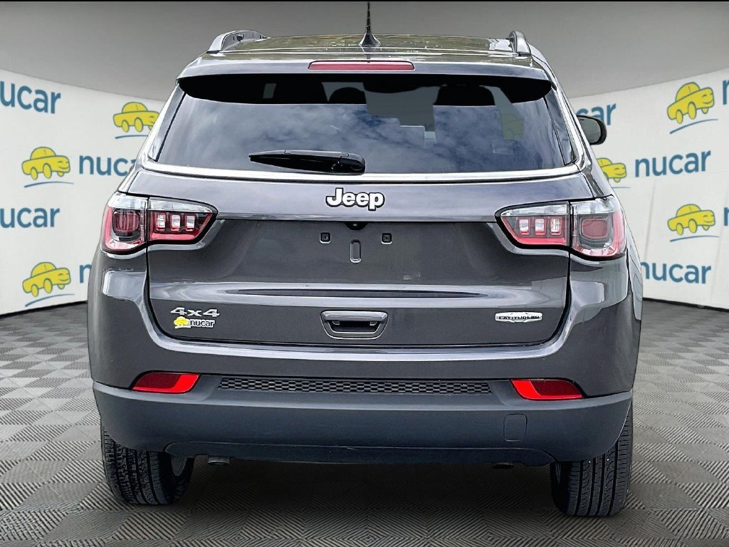 Used 2023 Granite Crystal Metallic Clearcoat Jeep Latitude Lux image 5