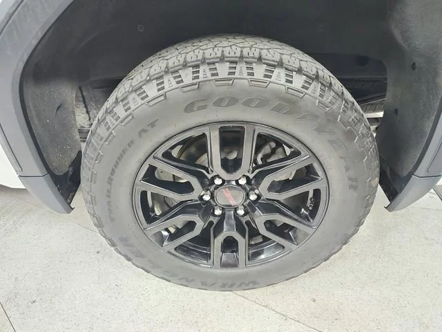 Used 2024 Summit White GMC Elevation image 52