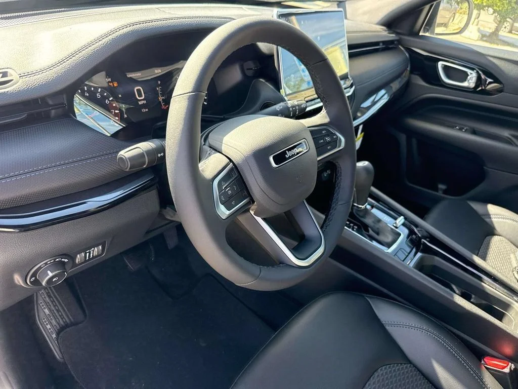 New 2026 Bright White Clearcoat Jeep Latitude image 22