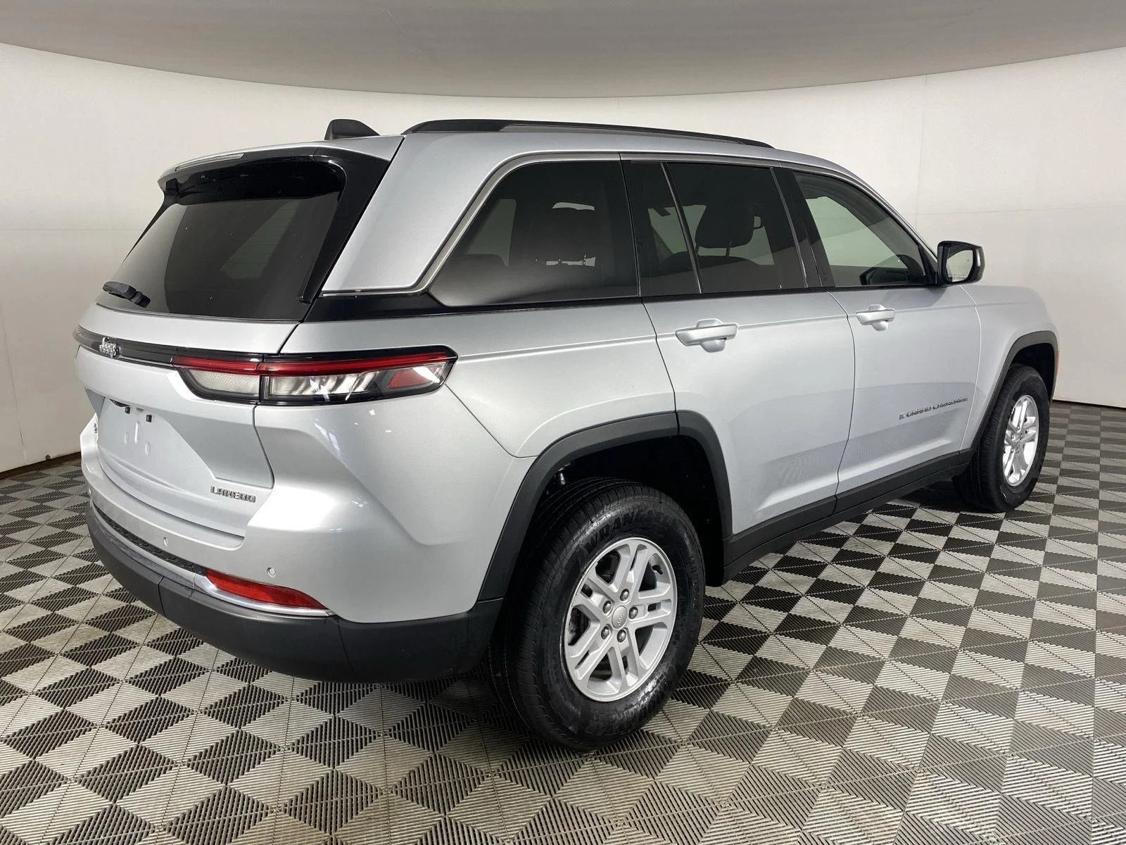 Used 2023 Silver Zynith Jeep Laredo image 17