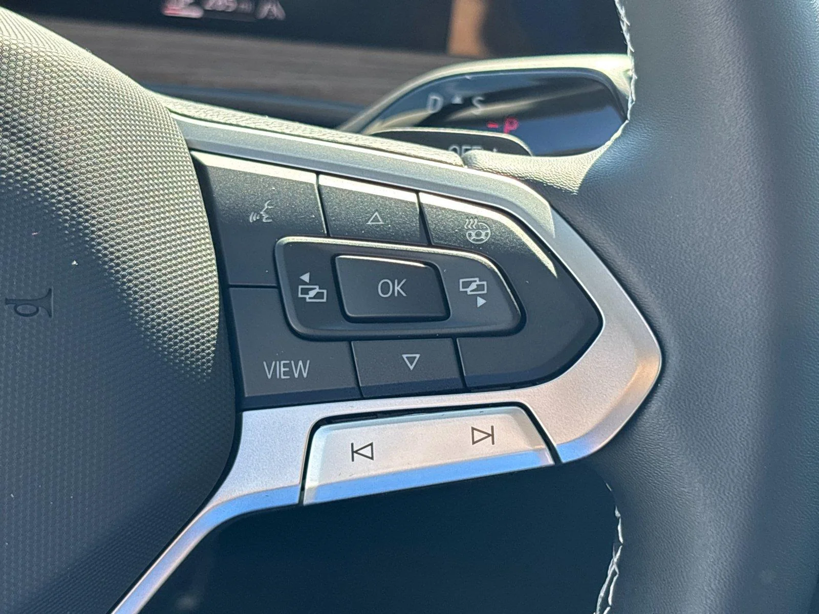 New 2027 Opal White Pearl Volkswagen SE w/Technology image 19