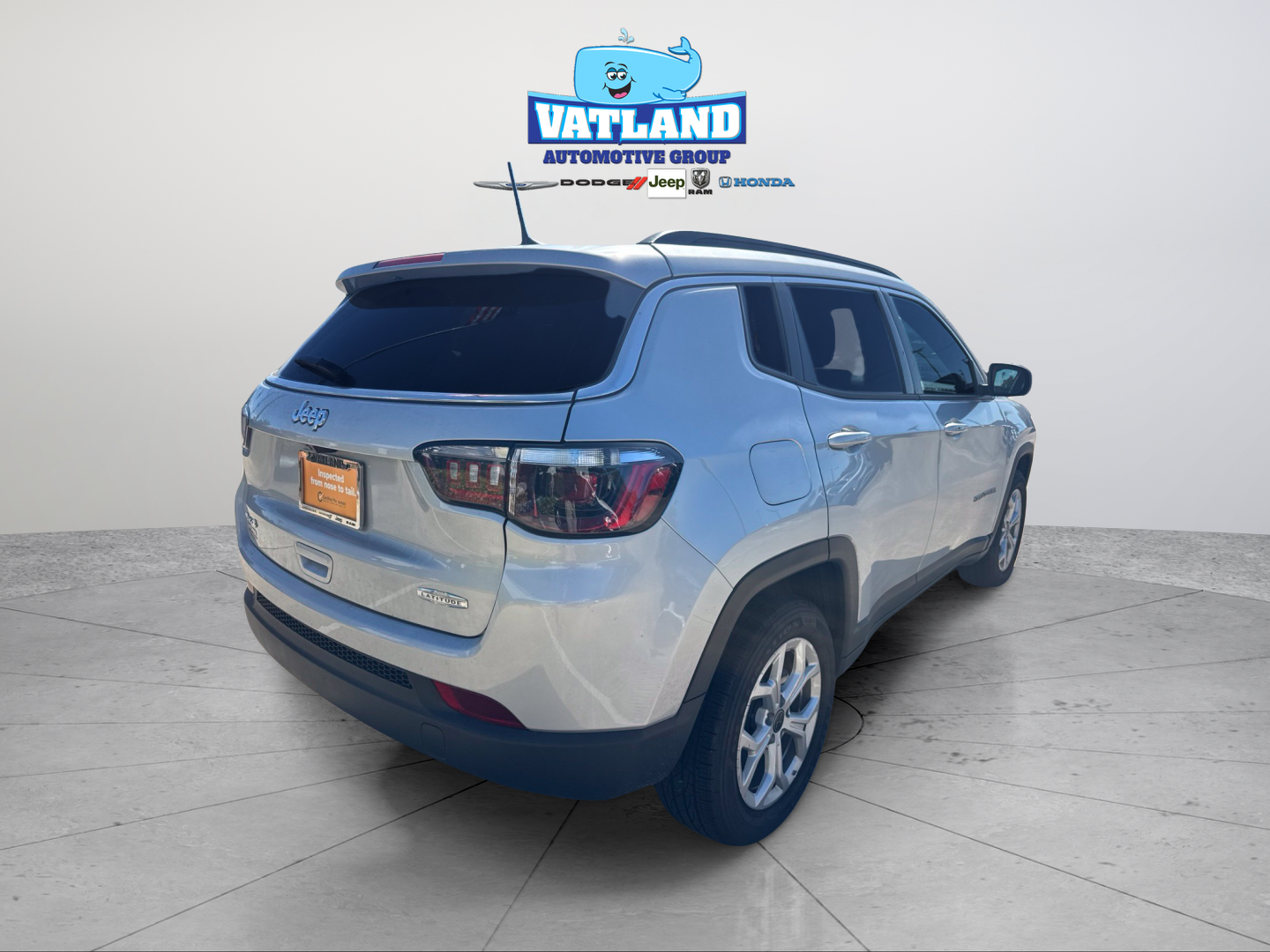 Used 2025 Silver Jeep Latitude image 5