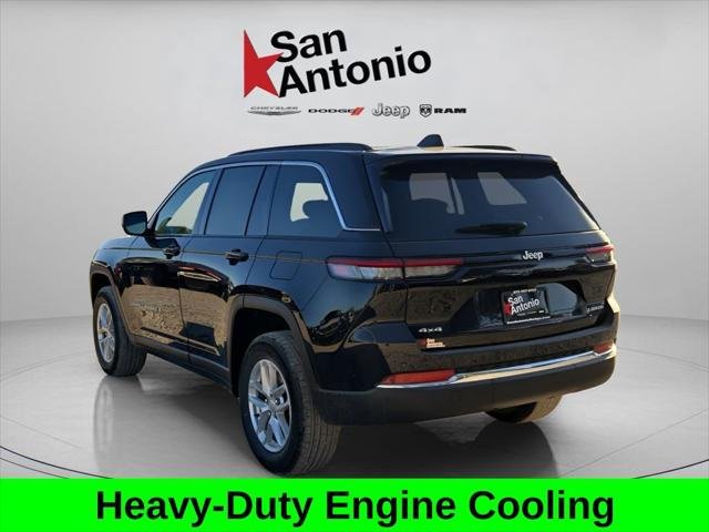 New 2025 Diamond Black Crystal Pearl-Coat Exterior Paint Jeep Laredo X image 6